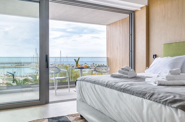 Deluxe-huone | Tallelokero huoneessa, äänieristys, ilmainen Wi-Fi, vuodevaatteet