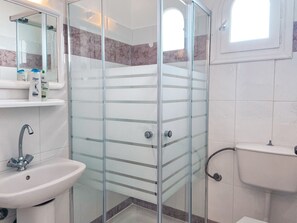 Estudio estándar, 1 cama matrimonial | Baño | Secadora de cabello y toallas 