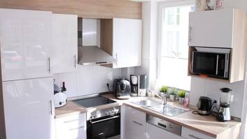 Frigorifero, microonde, forno, piano cottura