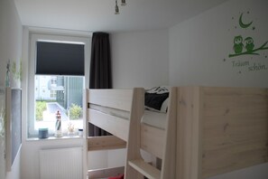 2 habitaciones, tabla de planchar con plancha, cuna de viaje y wifi 