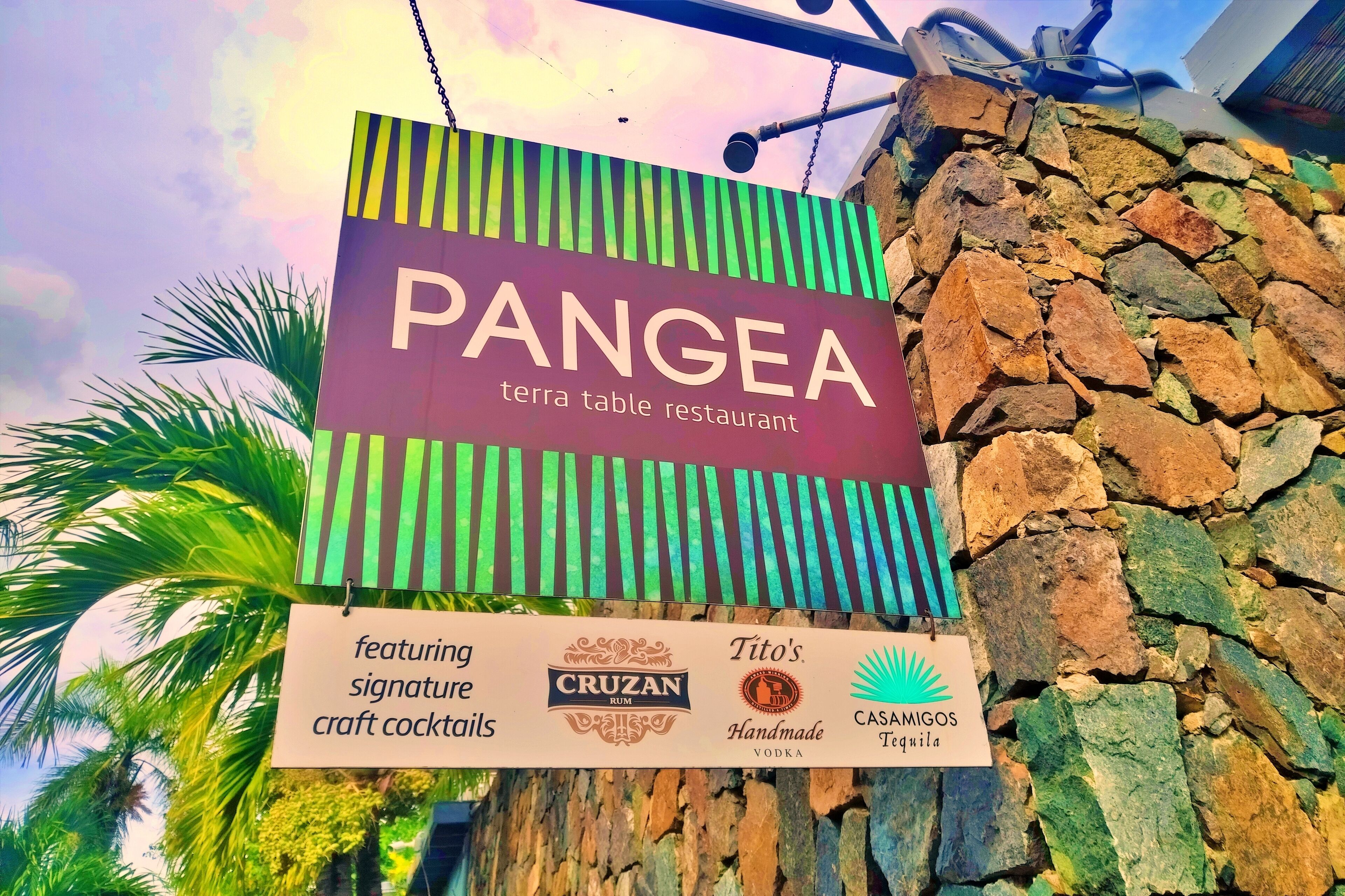 Segnaletica per il ristorante Pangea Terra Table che offre cocktail artigianali esclusivi, rum Cruzan, vodka Tito's Handmade e tequila CasaMigos.