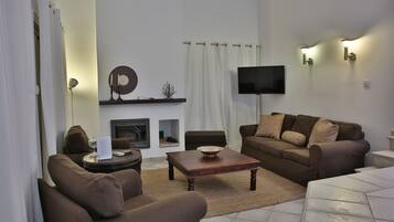 Nhà Superior | Khu phòng khách | Smart TV 43-inch có truyền hình kỹ thuật số, TV, lò sưởi