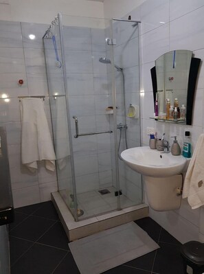 Shower, bidet, towels, soap - YOUR CONDO (Kampala)