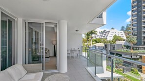 Terrace/patio - Eden Apartments Unit 401 Modern 2 bedroom Apartment Close to the Beach in Rainbow Bay - Free Wifi (Coolangatta)