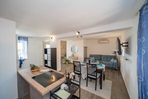 Un espacio moderno para vivir con cocina, mesa de comedor y zona de estar.