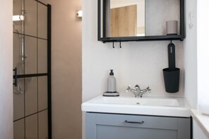 Ducha, secador de pelo, toallas, papel higiénico