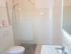 Een douche, een haardroger, handdoeken, zeep