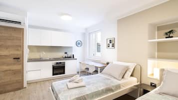 City Studio | Private kitchen | Oven, toaster, mixer, cookware/dishes/utensils