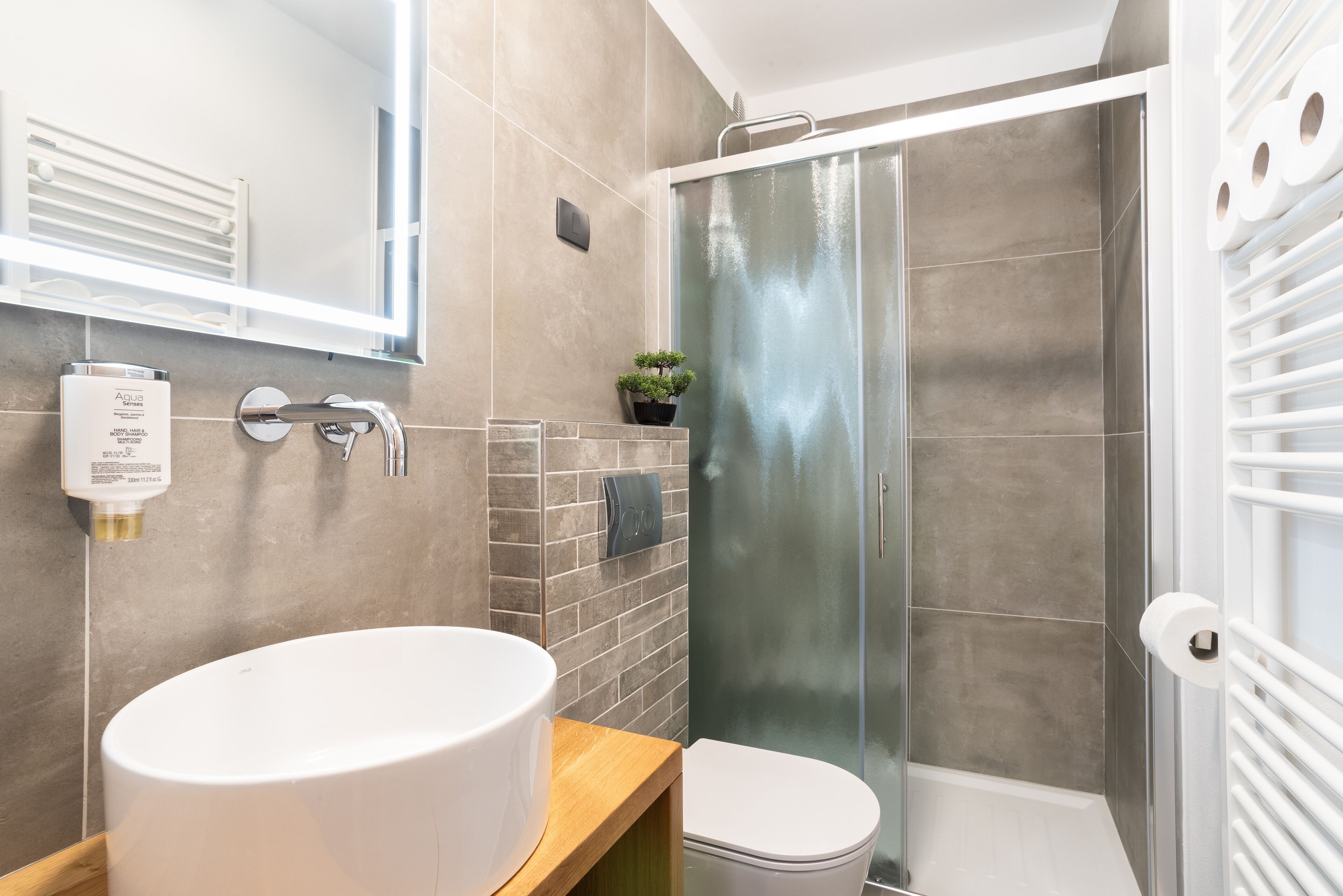 Appartamento familiare | Bagno | Doccia, soffione a pioggia, asciugacapelli, asciugamani