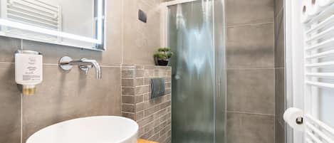 Family Apartment | Bathroom | Shower, rainfall showerhead, hair dryer, towels