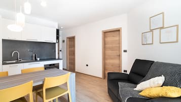 Traditioneel appartement | Woonruimte | Een 110-cm smart-tv met digitale zenders en een televisie
