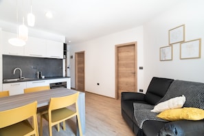 Un apartamento moderno con cocina, comedor y sala de estar.