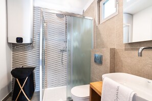 Departamento superior | Baño | Regadera, regadera tipo lluvia, secadora de cabello, toallas 