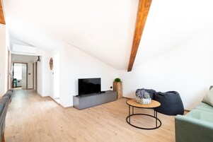 Superior-Apartment | Wohnbereich | 110-cm-Smart-TV mit Digitalempfang, Fernseher