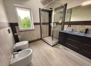 Dusche, Bidet, Handtücher