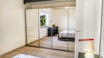 2 slaapkamers, een strijkplank/strijkijzer, gratis wifi, beddengoed