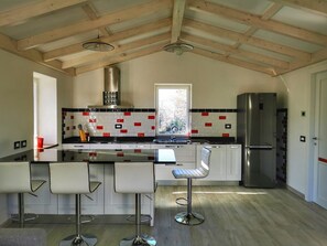 Frigorifero, microonde, forno, piano cottura