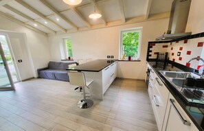 Een koelkast, een magnetron, een oven, een kookplaat