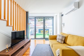 Room, 1 Double Bed | Living area | 50-cm flat-screen TV with cable channels, TV - Heroismo Duplex Terrace (Porto)