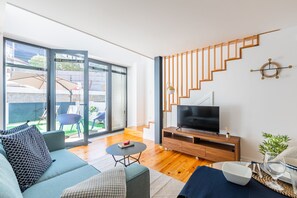 Chambre, 1 lit double | Coin séjour | Télévision à écran plat de 50 cm avec chaînes par câble, télévision