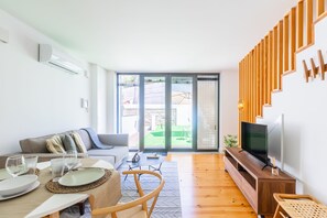 Room, 1 Double Bed | Living area | 50-cm flat-screen TV with cable channels, TV