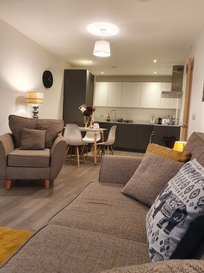 Apartment, 2 Queen Beds | Living room
