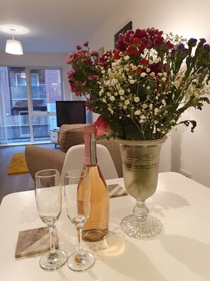 Appartement, 2 grands lits | Cuisine privée | Réfrigérateur, micro-ondes, four, plaque de cuisson