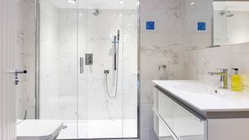 Deluxe Double or Twin Room | Bathroom | Towels