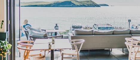 Frukost och lunch serveras, med utsikt mot stranden