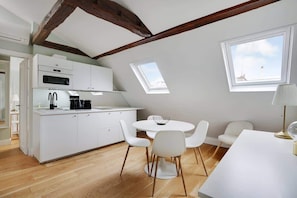 Kühlschrank, Mikrowelle, Herdplatte, Geschirrspüler