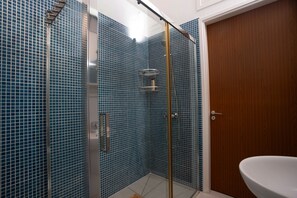Economy Studio | Bathroom