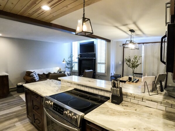 Frigorifero, microonde, forno, piano cottura