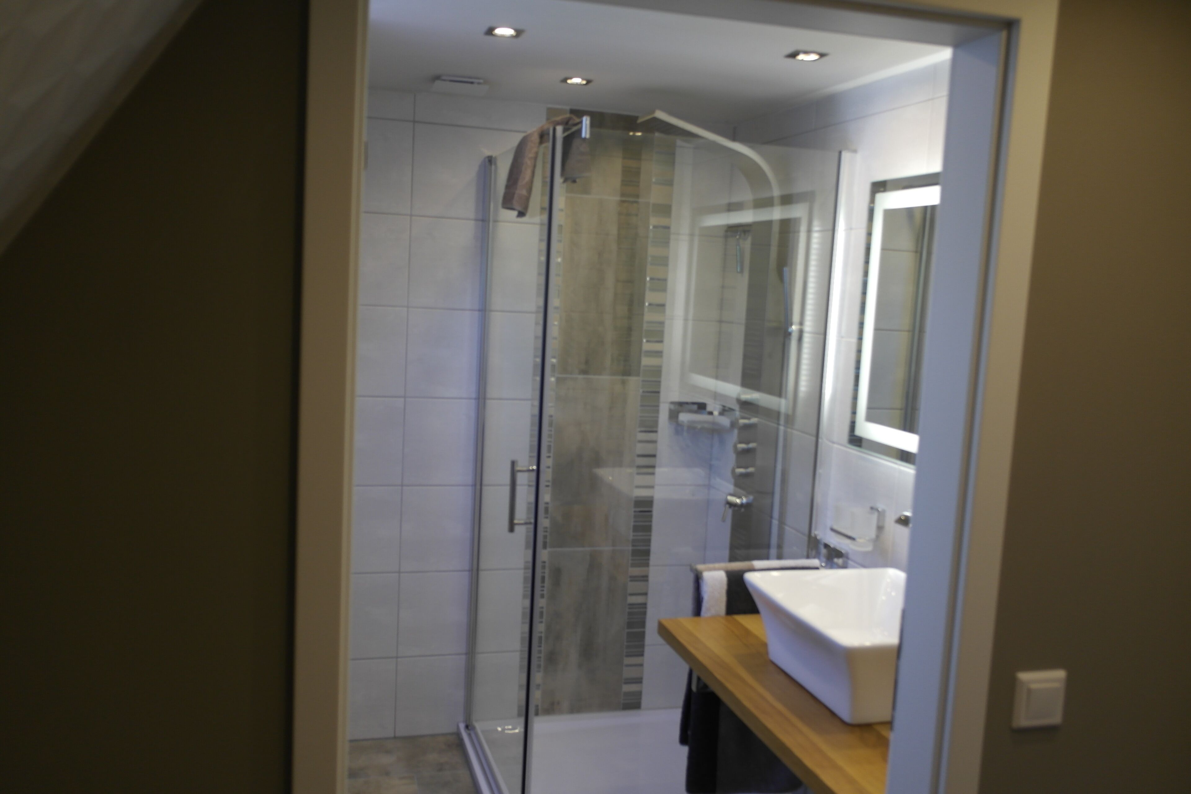 Dusche, Haartrockner, Handtücher, Seife