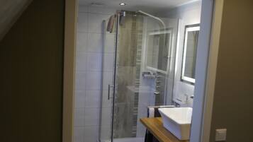 Dusche, Haartrockner, Handtücher, Seife