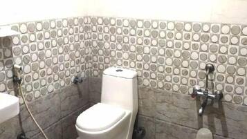 Deluxe Double Room | Bathroom | Shower, towels