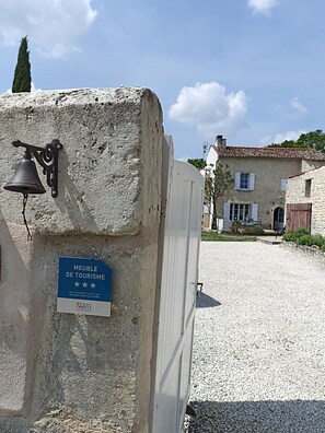 Property grounds - Charming gîte in a 14th-century manor house (Antezant-la-Chapelle)