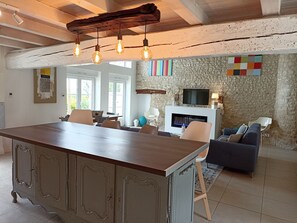 Interior - Charming gîte in a 14th-century manor house (Antezant-la-Chapelle)