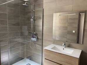 Douche, sèche-cheveux, serviettes fournies