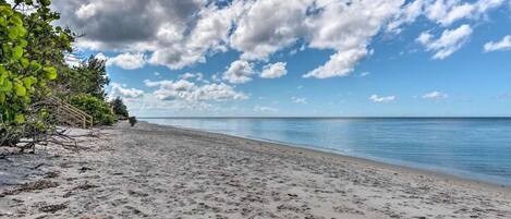 Na praia, espreguiçadeiras, toalhas de praia