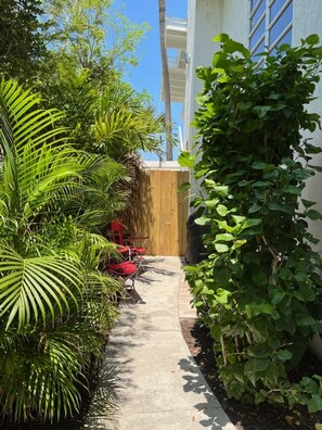 Terrace/patio - Waterfront-20 Steps to Private Beach-1+ BR-Pets OK-Kayaks-SUPs-Best Sharkteeth (Englewood)