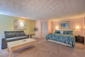 1 bedroom, desk, iron/ironing board, travel cot - Waterfront-20 Steps to Private Beach-1+ BR-Pets OK-Kayaks-SUPs-Best Sharkteeth (Englewood)