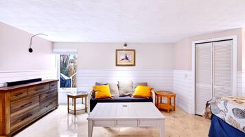 1 chambre, bureau, fer et planche à repasser, lit parapluie