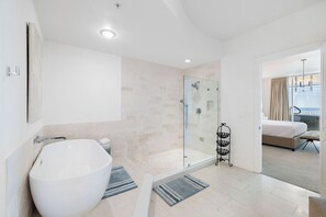 Combined shower/bathtub, jetted bath, towels - Turquoise Place 1406D by Liquid Life (Orange Beach)