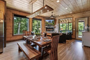 Interior - Indoor private pool, Theater Room, Arcade Games - Woodland Waterfall (Sevierville)