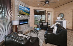 TV, caminetto, lettore DVD, videoteca