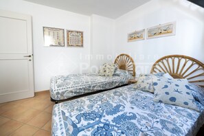 2 chambres, fer et planche à repasser