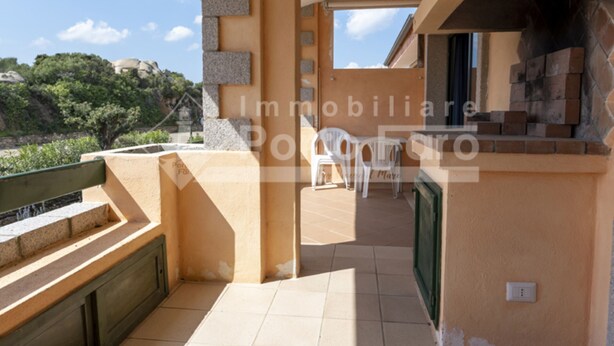 A balcony with a view of the sea and a building with a tiled floor. - 18BAIADELFARO - 18 BAIA DEL FARO (Palau)