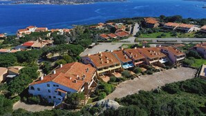 A coastal residential area with terracotta-roofed houses, green spaces, and a view of the sea. - 18BAIADELFARO - 18 BAIA DEL FARO (Palau)