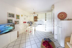 Refrigerador, microondas y congelador 