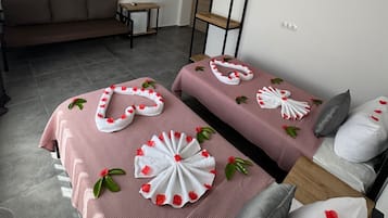 Habitación triple familiar | Ropa de cama de alta calidad, minibar, escritorio y cortinas opacas